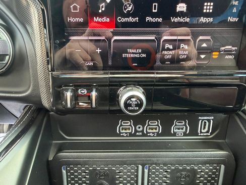 Used 2025 RAM 1500 Limited AWD/4WD image 27