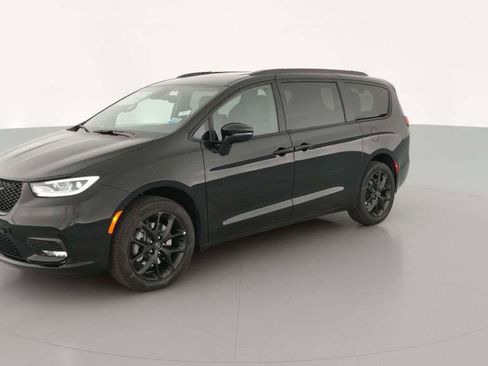 New 2026 Chrysler Pacifica Limited w/ S Appearance Package image 1
