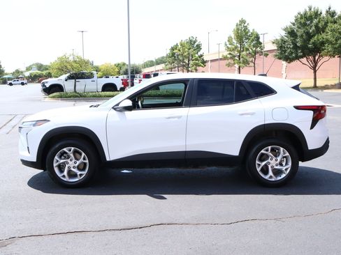 Used 2025 Chevrolet Trax LS w/ LS Convenience Package FWD image 25
