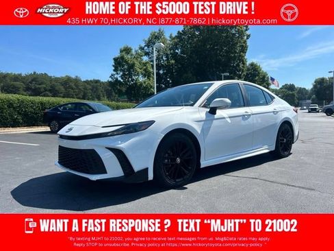 Used 2025 Toyota Camry SE FWD image 1