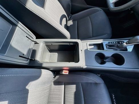 Used 2025 Nissan Altima 2.5 SV FWD image 30