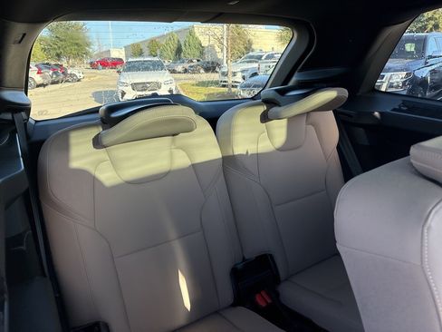 Used 2025 Volvo XC90 B6 Plus image 10