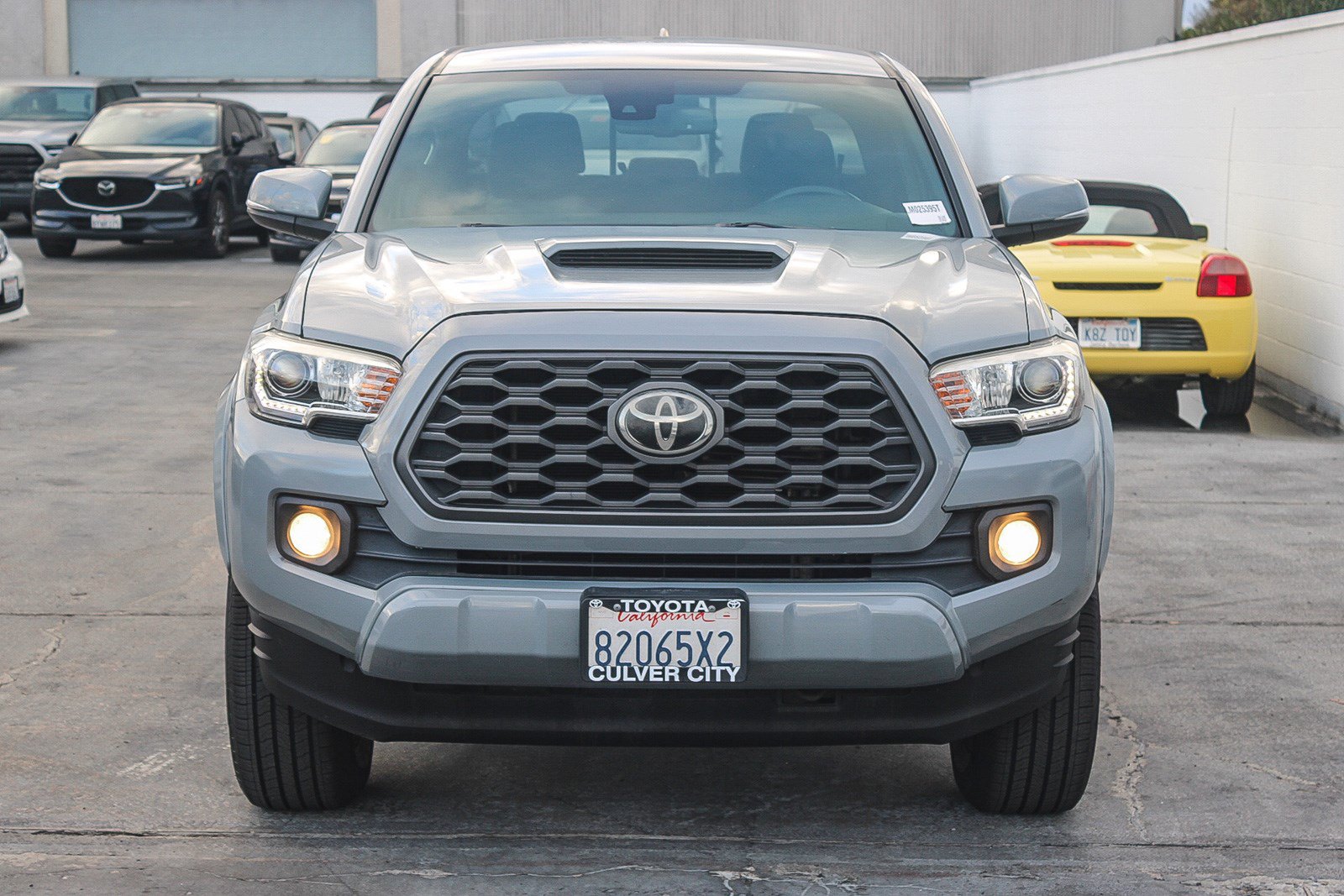 Used 2020 Toyota Tacoma TRD Sport w/ Technology Package RWD image 2