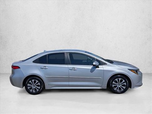 Used 2022 Toyota Corolla LE FWD image 4