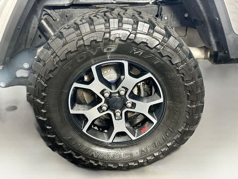 Used 2021 Jeep Gladiator Sport image 11