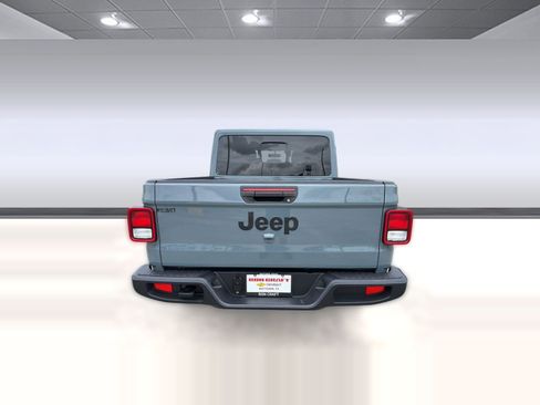 Used 2025 Jeep Gladiator Sport image 9