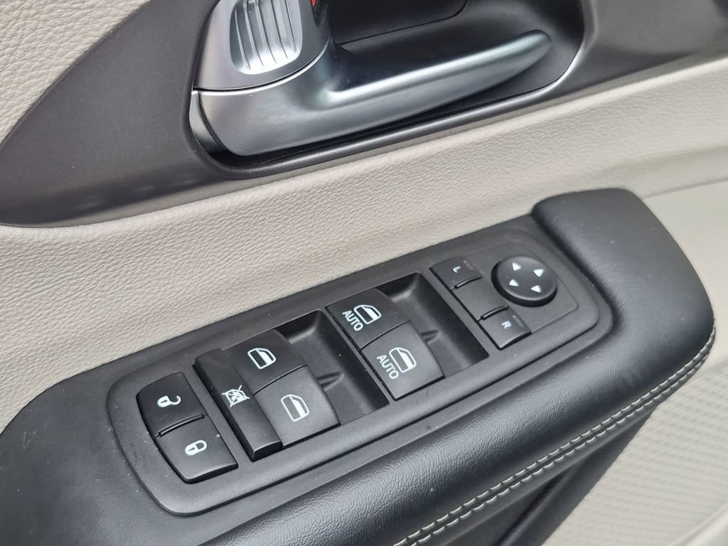 Used 2023 Chrysler Pacifica Touring-L FWD image 16