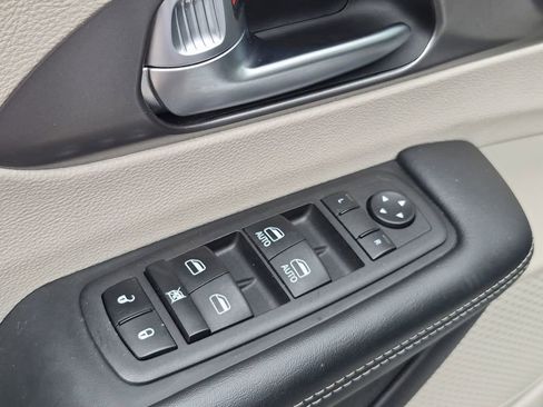 Used 2023 Chrysler Pacifica Touring-L FWD image 16