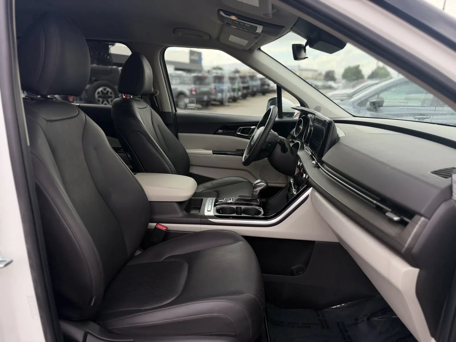Used 2024 Kia Carnival EX FWD image 21