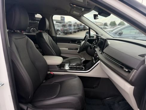 Used 2024 Kia Carnival EX FWD image 21