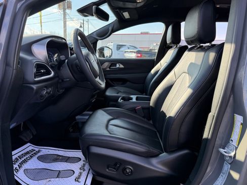 Used 2025 Chrysler Pacifica Select image 10