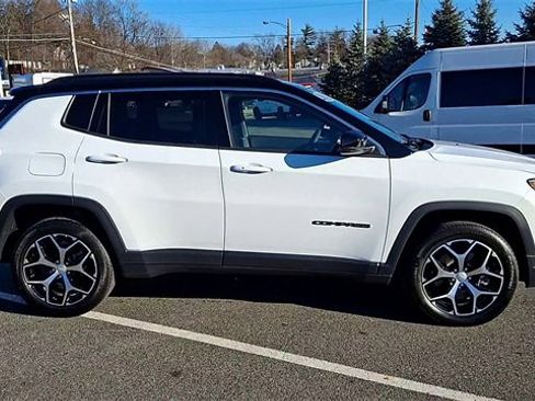 Used 2024 Jeep Compass Limited image 9