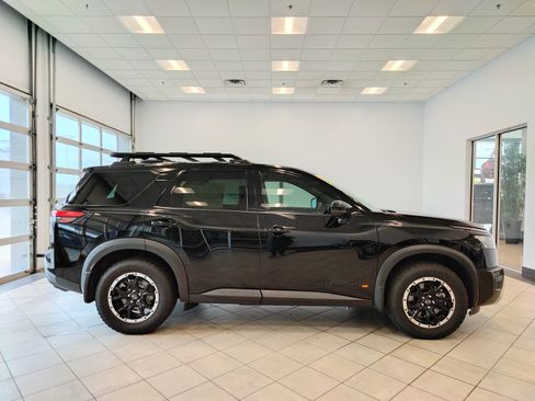 Used 2024 Nissan Pathfinder Rock Creek image 2