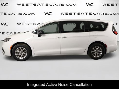 Used 2024 Chrysler Pacifica Touring-L image 5