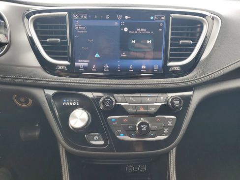 Used 2025 Chrysler Pacifica Limited image 22