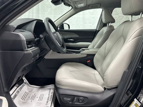 Used 2025 Toyota Grand Highlander AWD image 14