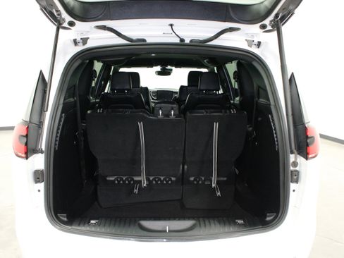 Used 2025 Chrysler Pacifica Select FWD image 12