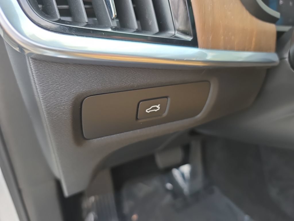 Certified 2025 Volvo V90 B6 Cross Country Ultra AWD/4WD image 23