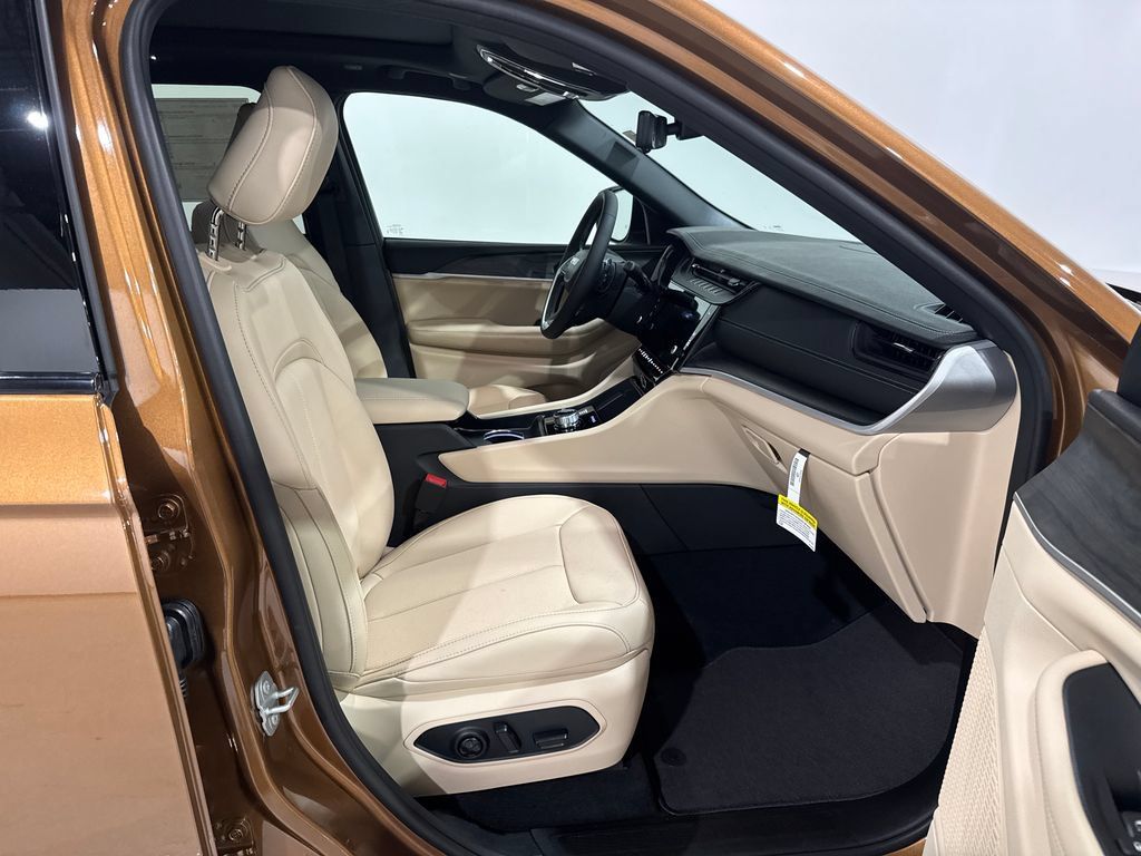 New 2026 Jeep Grand Cherokee Limited w/ Luxury Tech Group II AWD/4WD image 21