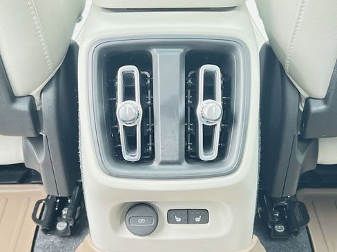 Used 2023 Volvo XC40 B5 Plus image 23