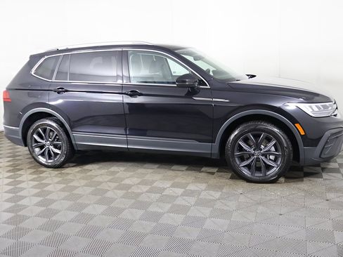 Used 2022 Volkswagen Tiguan SE w/ Panoramic Sunroof Package image 17