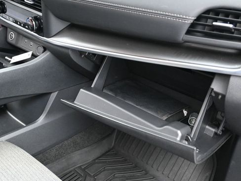 Used 2023 Nissan Rogue SV image 31