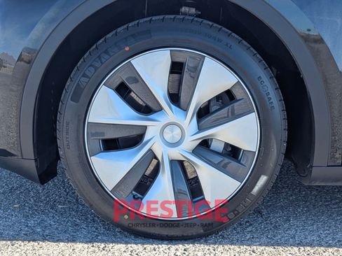 Used 2023 Tesla Model Y Long Range image 33