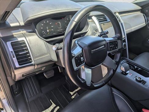 Used 2024 Land Rover Discovery Metropolitan Edition AWD/4WD image 9