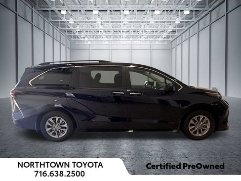 Used 2025 Toyota Sienna XLE AWD/4WD image 32