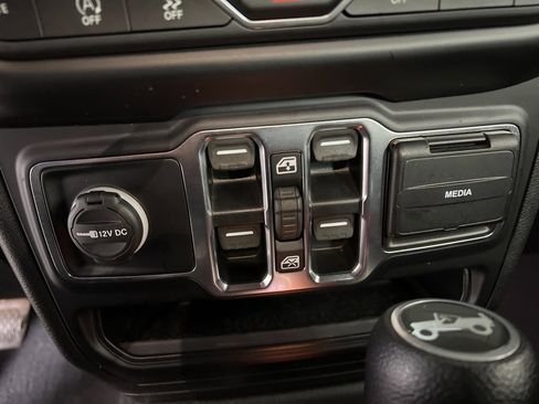 Used 2020 Jeep Wrangler Unlimited Sahara image 21