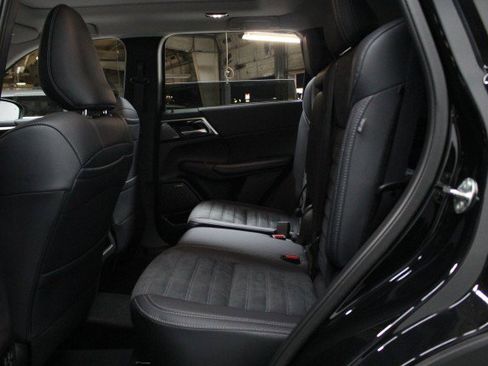 New 2025 Mitsubishi Outlander SE image 24