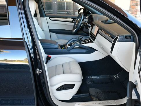 Used 2023 Porsche Cayenne Platinum Edition image 19