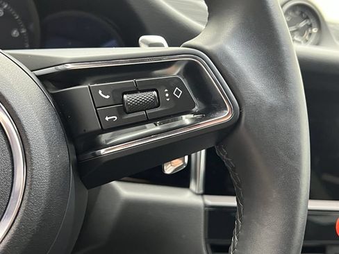 Certified 2025 Porsche Macan AWD/4WD image 9