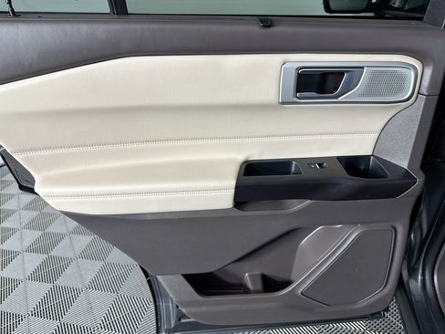 Used 2020 Ford Explorer Platinum w/ Premium Technology Package image 25