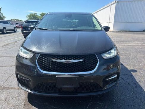 Used 2023 Chrysler Pacifica Touring-L FWD image 8