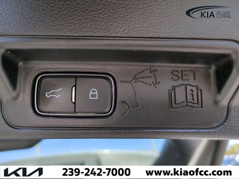 Used 2020 Ford Explorer Platinum w/ Premium Technology Package image 13