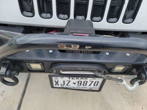 Used 2017 Jeep Wrangler Unlimited Sahara image 2