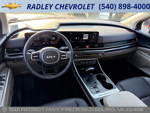 Used 2025 Kia Carnival image 8