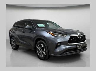 Used 2020 Toyota Highlander XLE AWD/4WD video 1