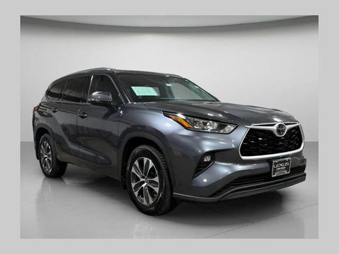 Used 2020 Toyota Highlander XLE AWD/4WD image 1