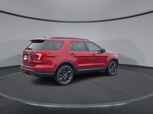Used 2018 Ford Explorer XLT w/ Equipment Group 202A image 8