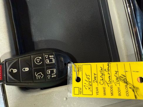 Used 2014 Chrysler Town & Country Touring-L w/ Driver Convenience Group image 32