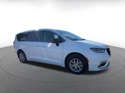 Used 2024 Chrysler Pacifica Touring-L image 2