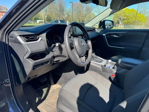 Used 2022 Toyota RAV4 XLE w/ Convenience Package image 9
