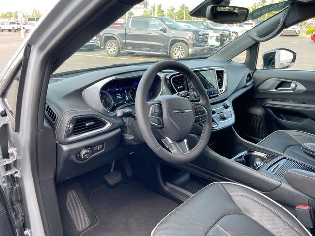 Used 2026 Chrysler Pacifica Limited FWD image 11