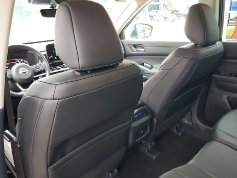 Certified 2025 Nissan Pathfinder SL FWD image 12