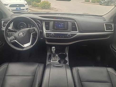 Used 2018 Toyota Highlander XLE AWD/4WD image 12