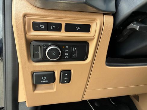 Used 2022 Ford F150 Lariat w/ FX4 Off-Road Package AWD/4WD image 24