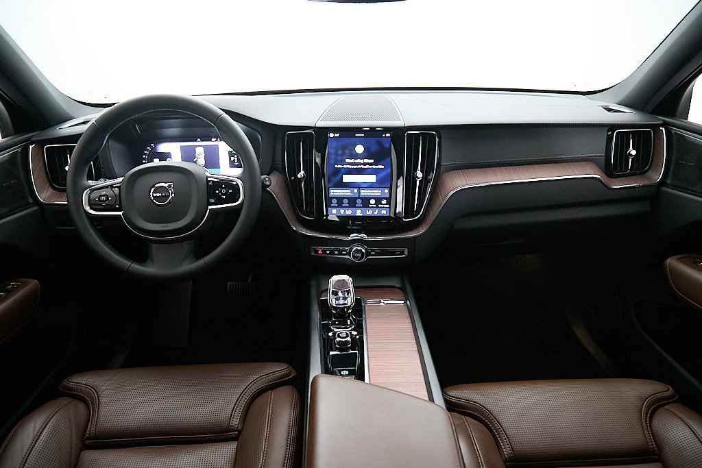 Certified 2023 Volvo XC60 T8 Ultimate w/ Climate Package AWD/4WD image 25