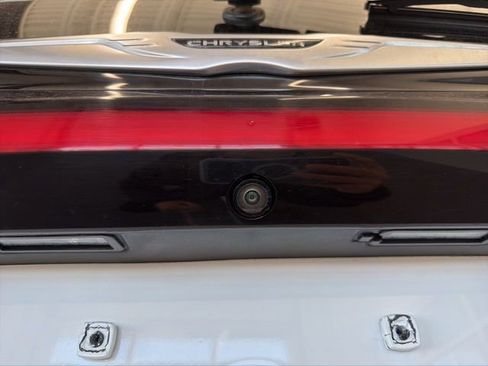 Used 2024 Chrysler Pacifica Touring-L image 7